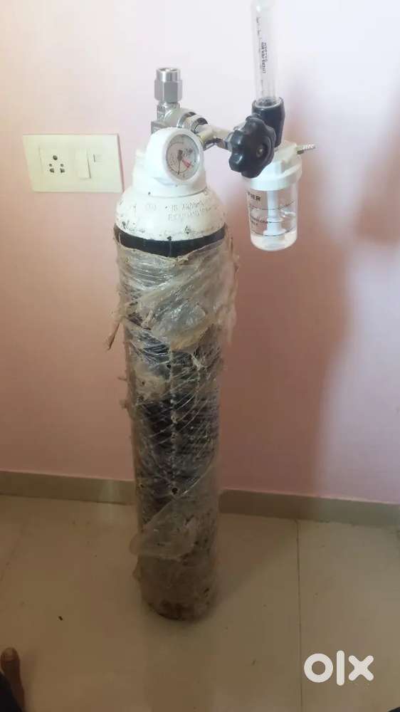 Oxygen cylinder