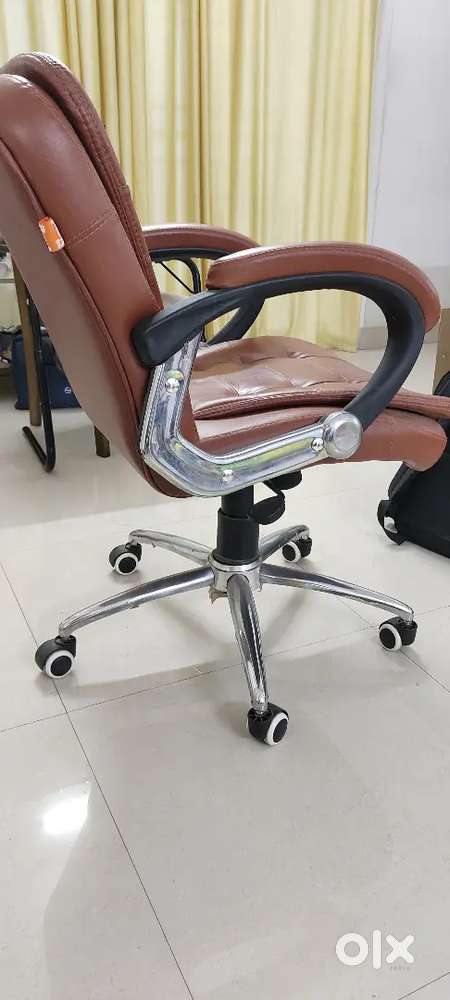 Rotating chair leatherette