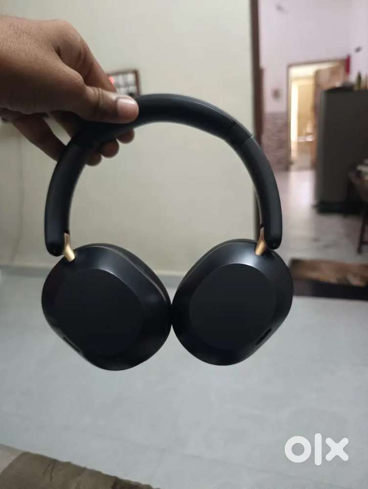 Realme H1 Studio headphones