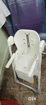 Foldable baby dining chair.