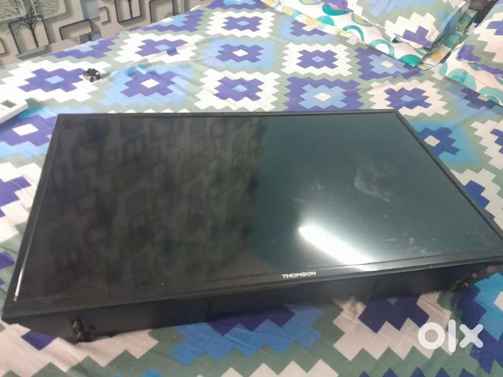 LCD 32INCHES WALL MOUNT TV