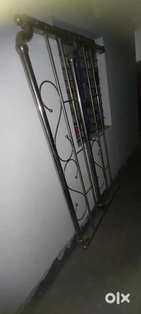 Selling  Steel bed and a iron ulna