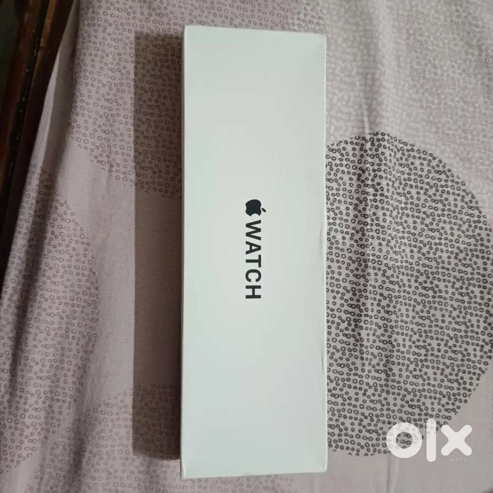 Apple watch SE (gen2) with usb-charge cable.
