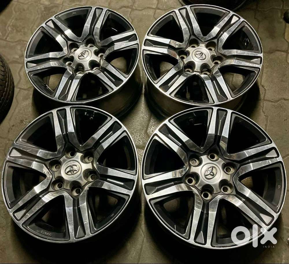FORTUNER ALLOY WHEELS 17 INCHES (VERY GOOD COONDITION)