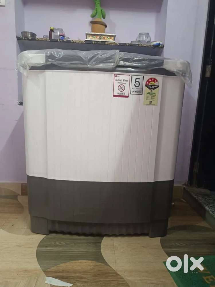 LG SEMI AUTOMATIC WASHING MACHIN