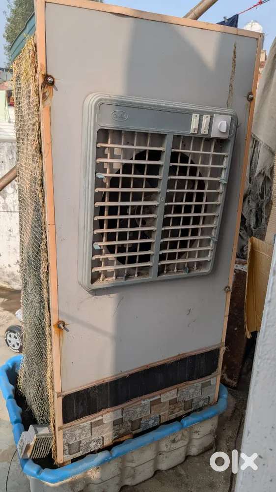 6 feet wodden cooler and 4*6 folding