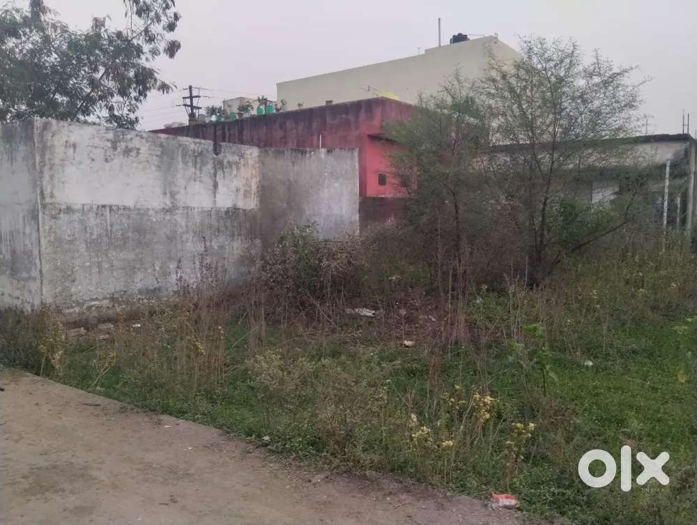 Land hay 1400 sq feet lena hay tho call karo lo  diye gaye number par