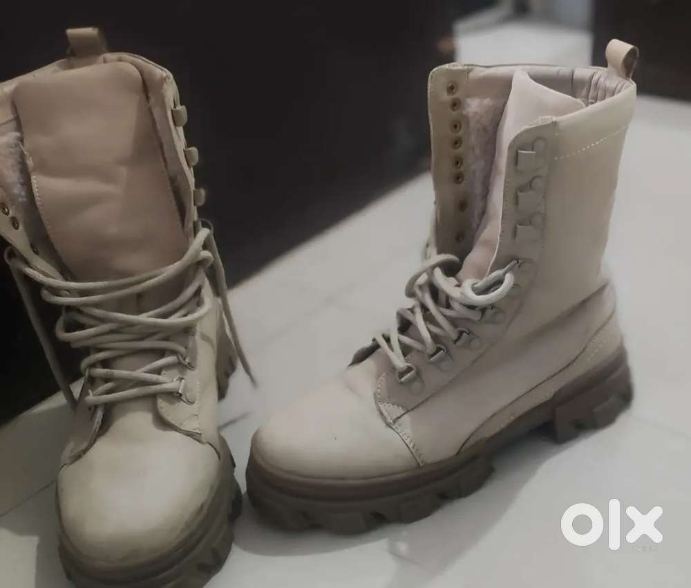 WHITE LEATHER BOOTS