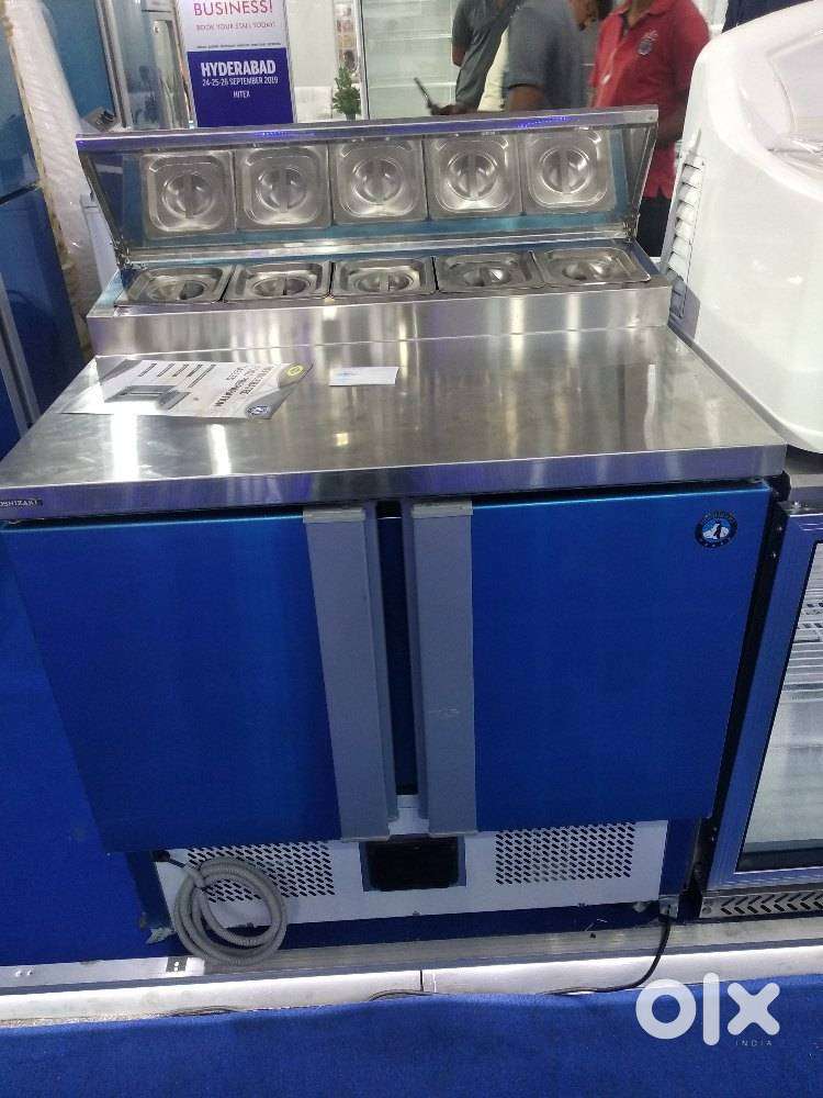 Chiller with topping bar
