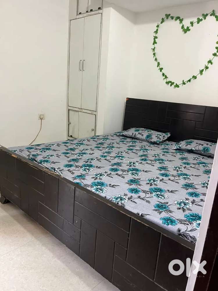 Roommate chahiye