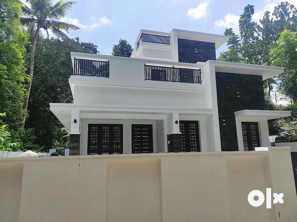 5.75 cent land with 3 bhk house for sale in kanjoor,near aluva,airport