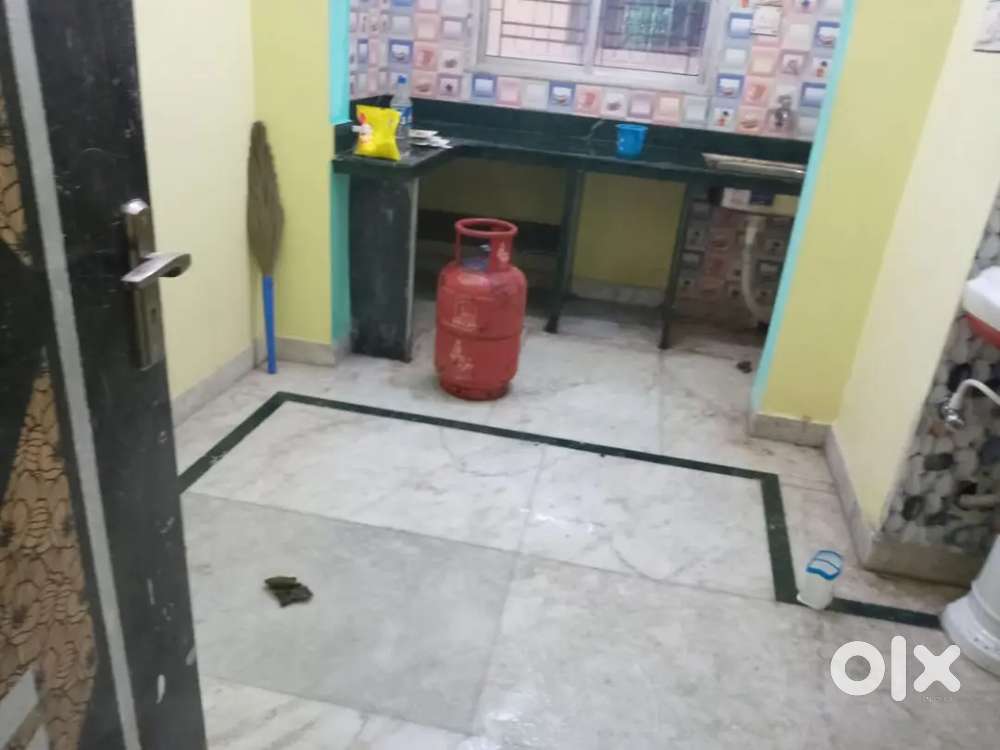 5 yrs old flat selling at Kestopur