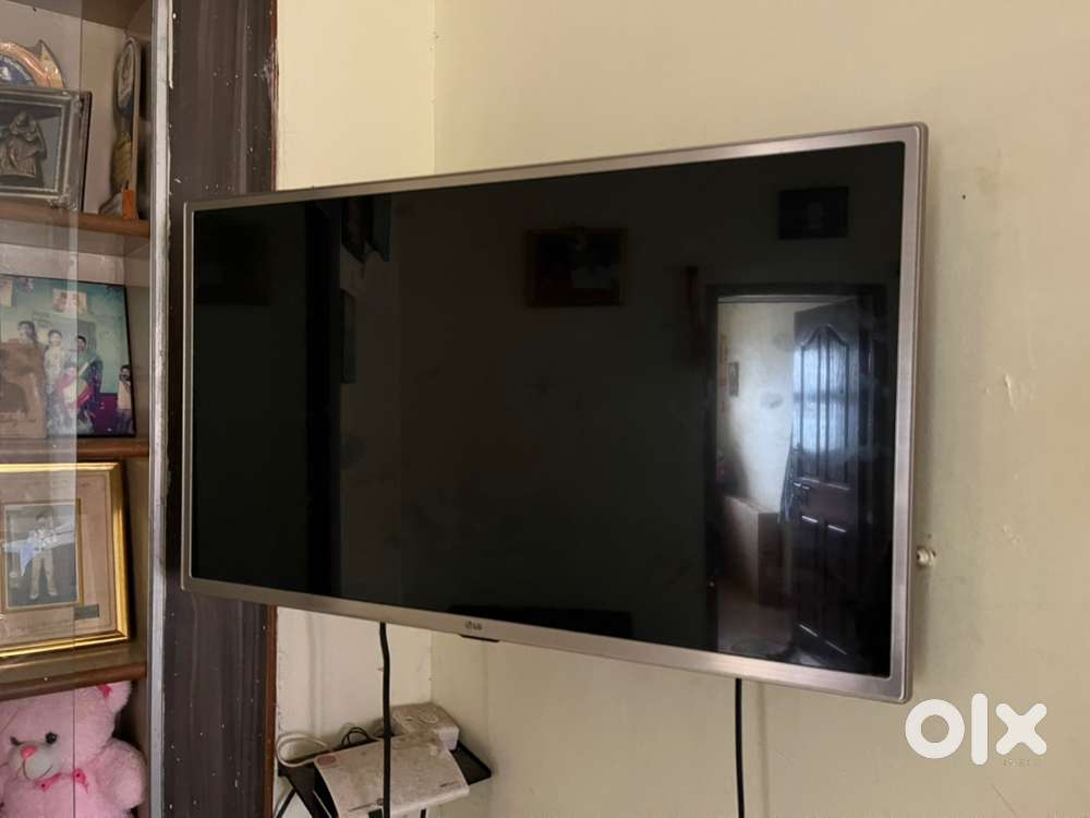 LG Company 32 inch flat TV