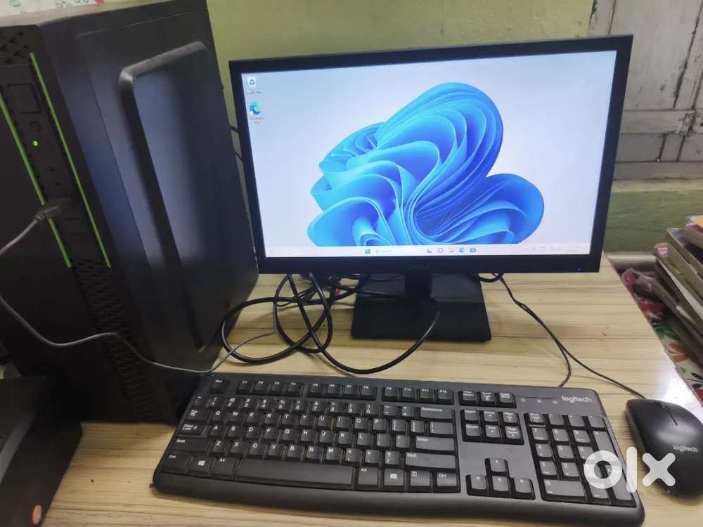 Almost New Desktop  i3  8GB  512GB SSD  Dell Monitor