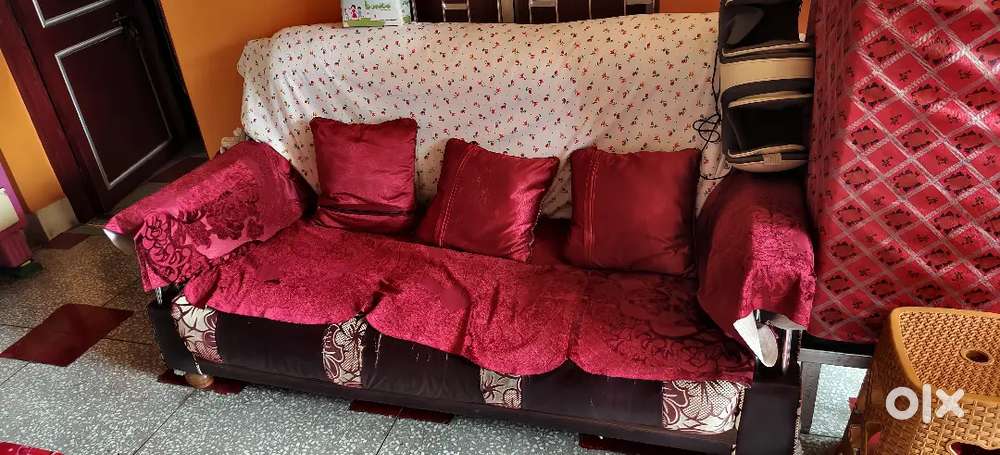 Comfortable and stylish 3-seater sofa in excellent condition
