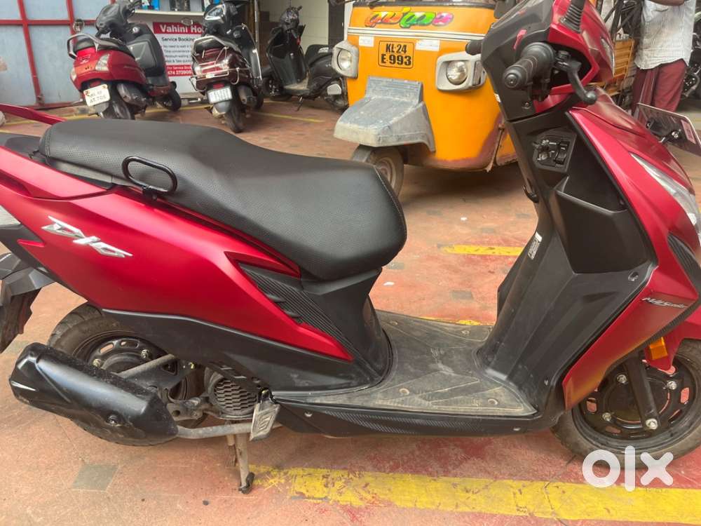 urgent sale. 2023 maroon color 5000km showroom condition dio