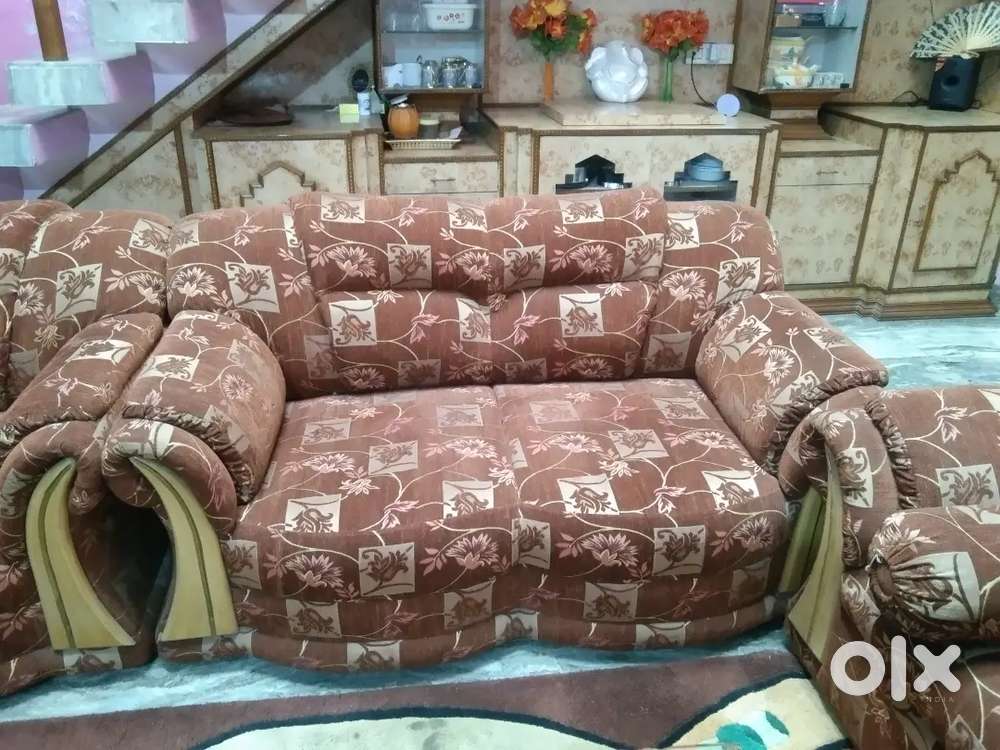 10 seater sofa with central tabel with glicha is very Good condition