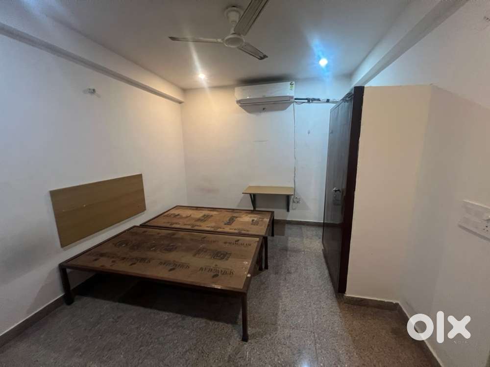 Prime location front room with Ac as furnished room.