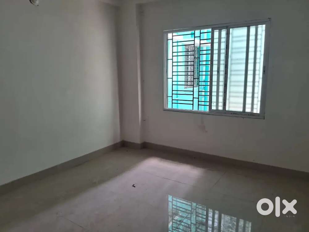 You will get 3 BHK ready to move flat in Shyamnagar at low price