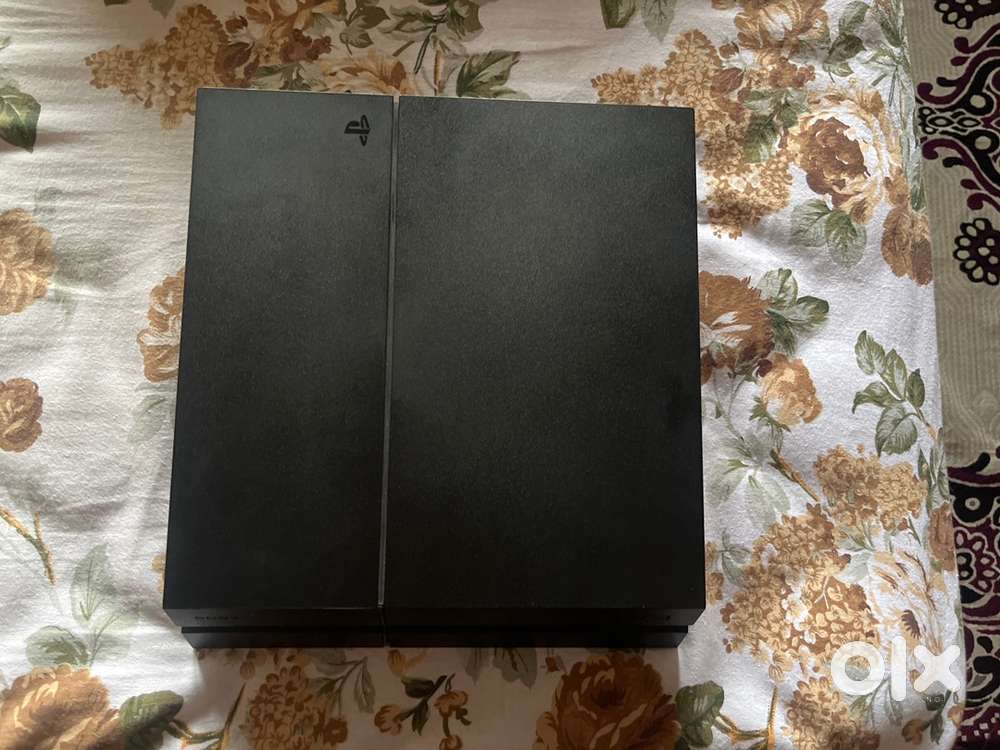 PS4 500 GB with 2 dual shock controllers and 4 games