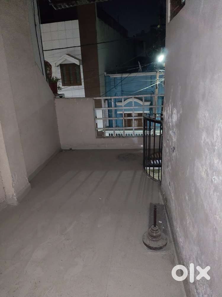 Root at rent with balcony and washroom in sudama nagar