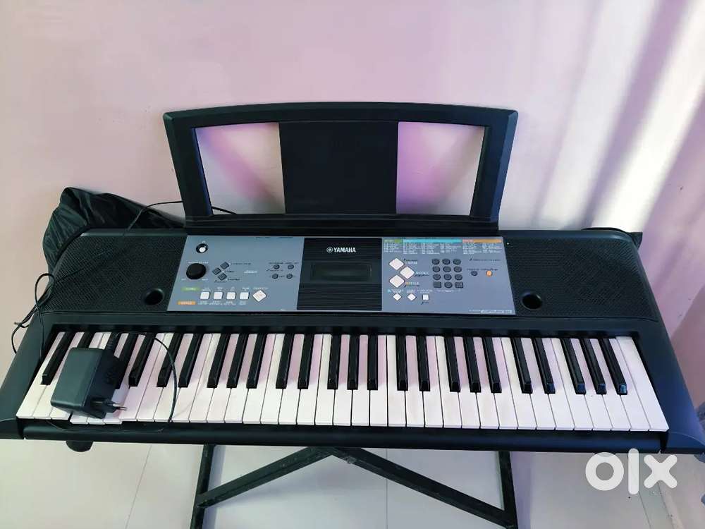 Yamaha keyboard PSR E233 with Stand and Cover