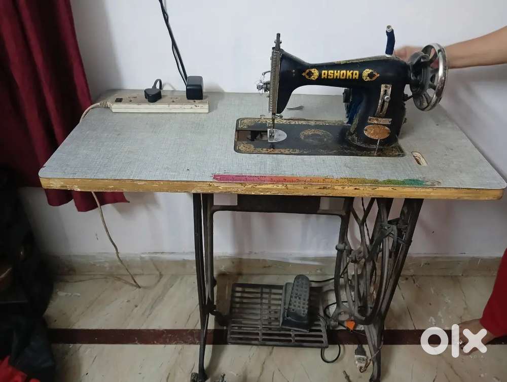 Sewing machine and overlock Machine
