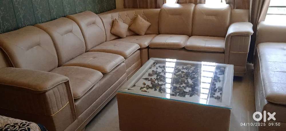 Eleven Setter sofa set with loncher and table