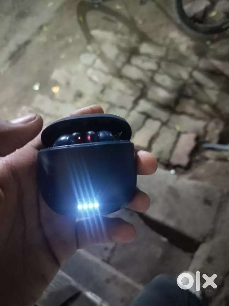 Ear buds brand new hai