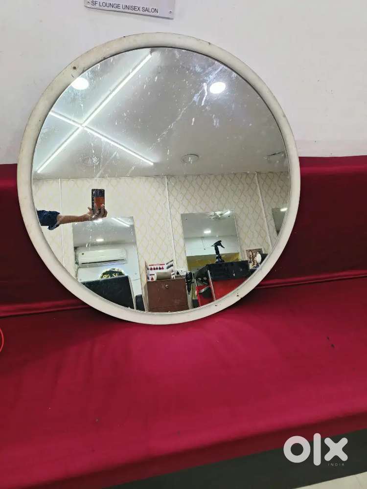 Round mirror