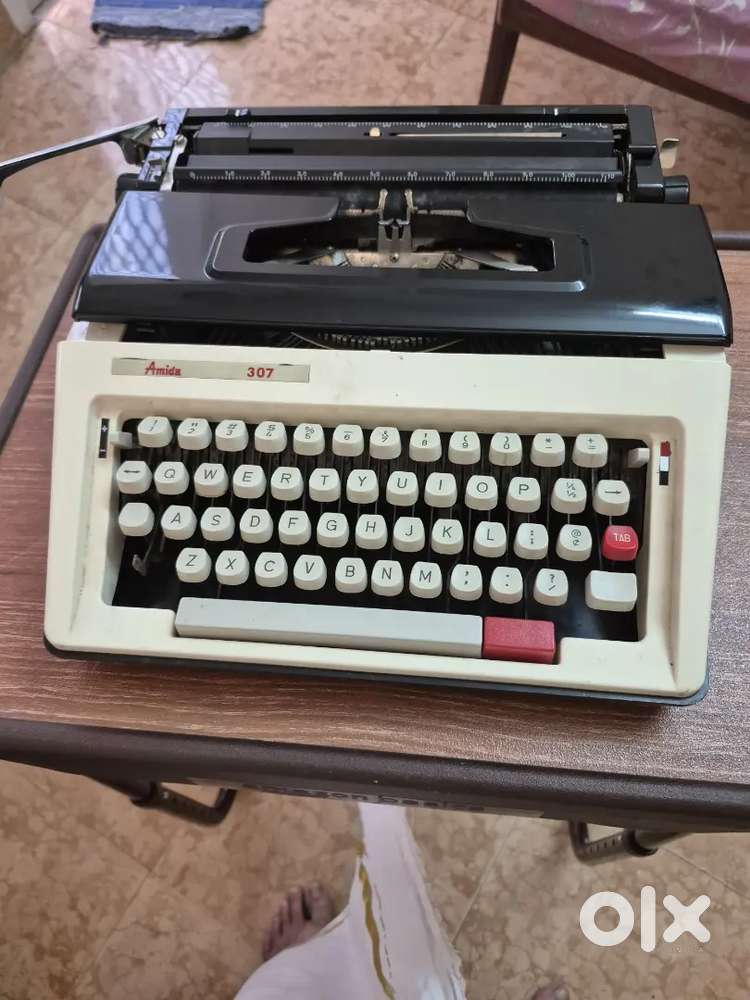 Amida307Imported portable typewriter with case
