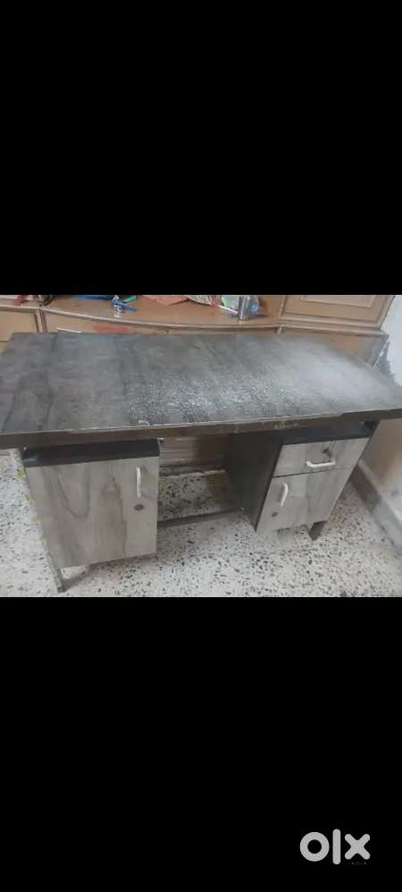 Table with racks (showcase)