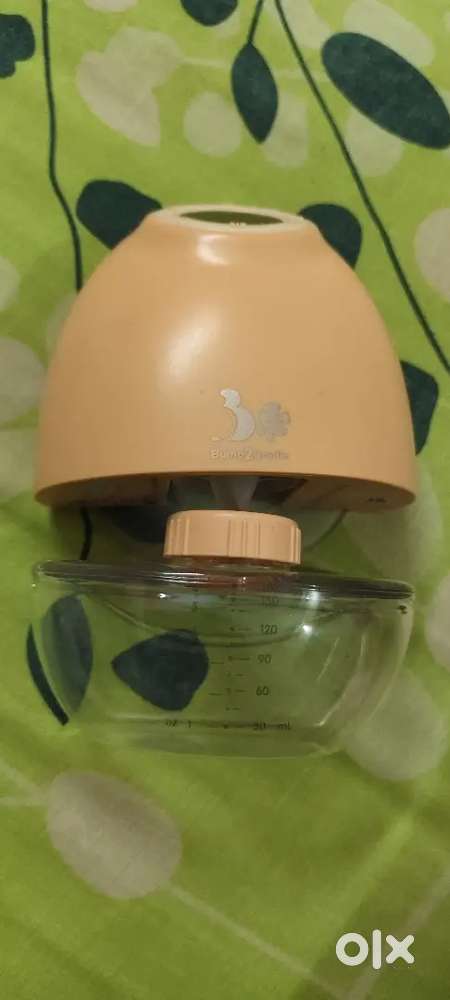Wearable electric breast pump