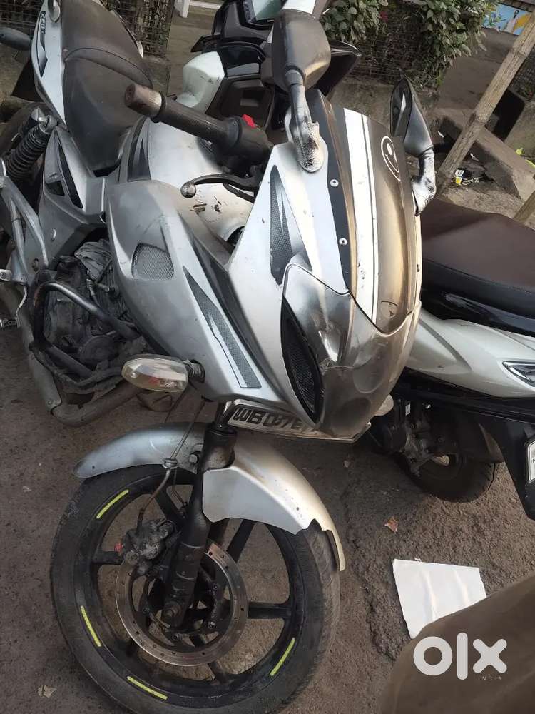 Pulsare 220 f
