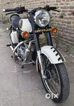Royal Enfield Classic 350 .