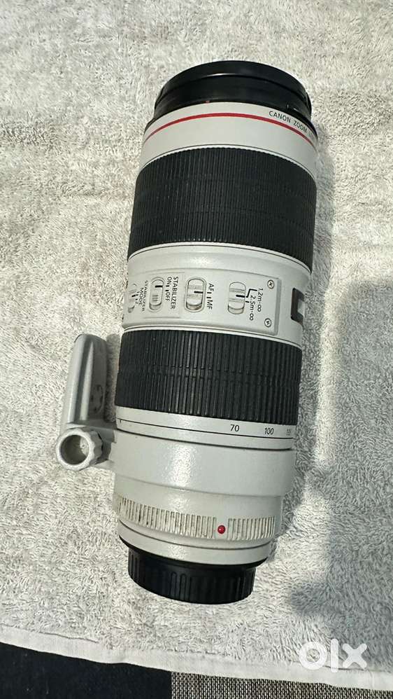70-200mm lena is a telephoto zoom lens known for its excelent portrait