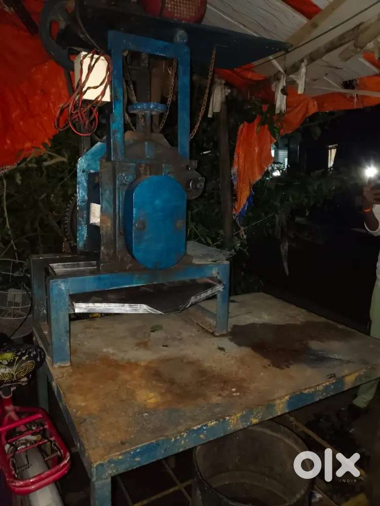 Sugarcane juicer machine