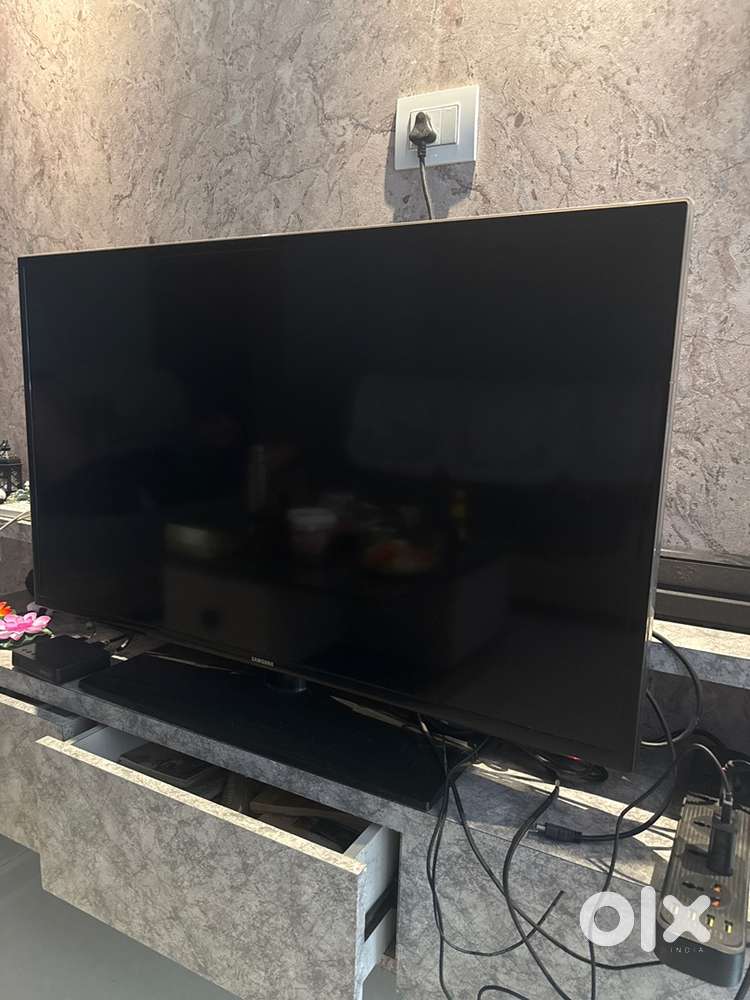 Samsung 40-inch Full HD Smart LED TV (Model: UA40F6400AR)