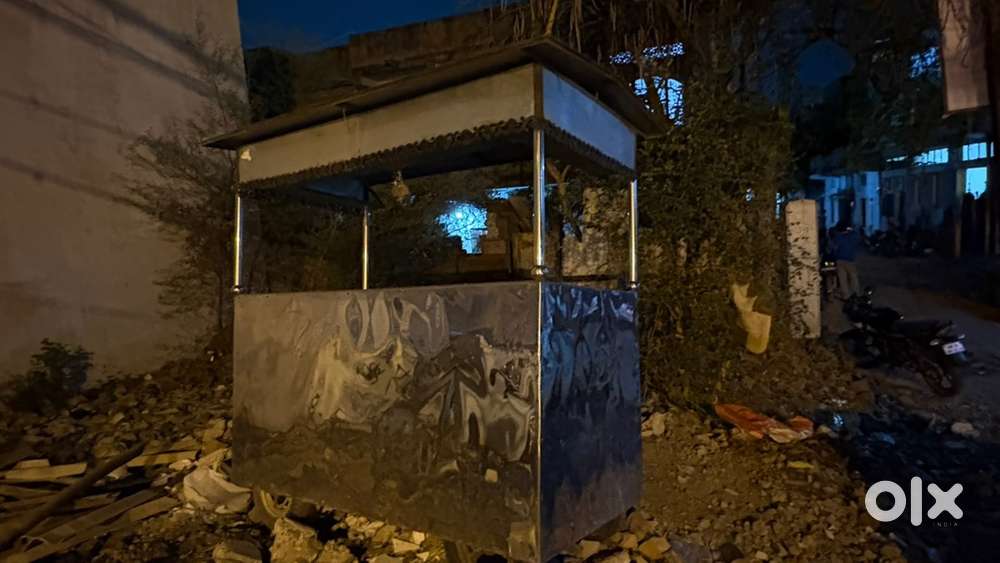 Food stall/counter with roof