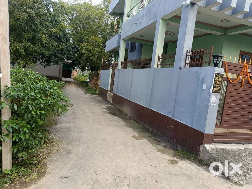 यह मकान सारनाथ मे पारिवारिक फ्लैट है