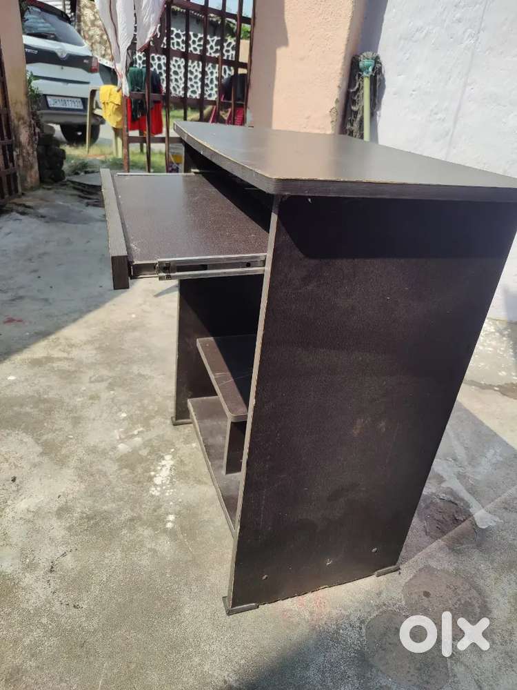 Computer table