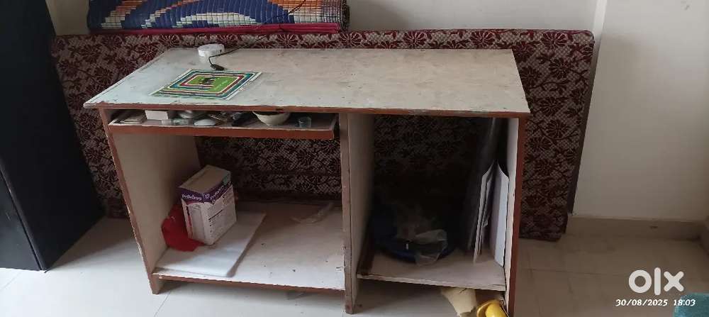 Computer table