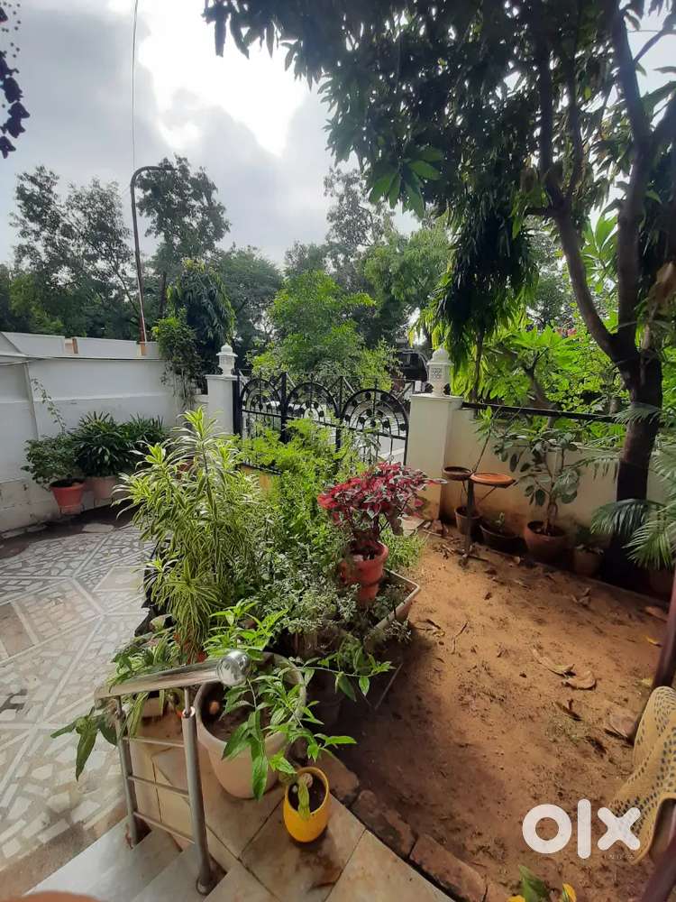 furnished  independent 1/2 bhk floor, rooms n option for basement