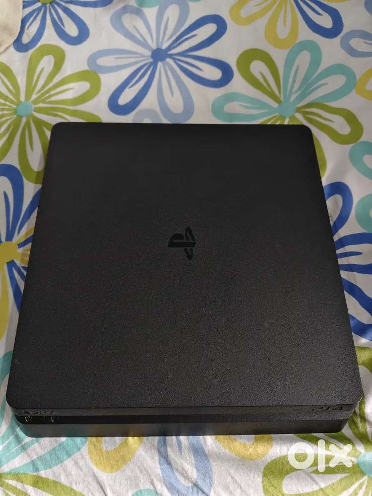 PS4 Slim 500GB  Full Box 2 Original DualShock V2 + 1 Extra Controller