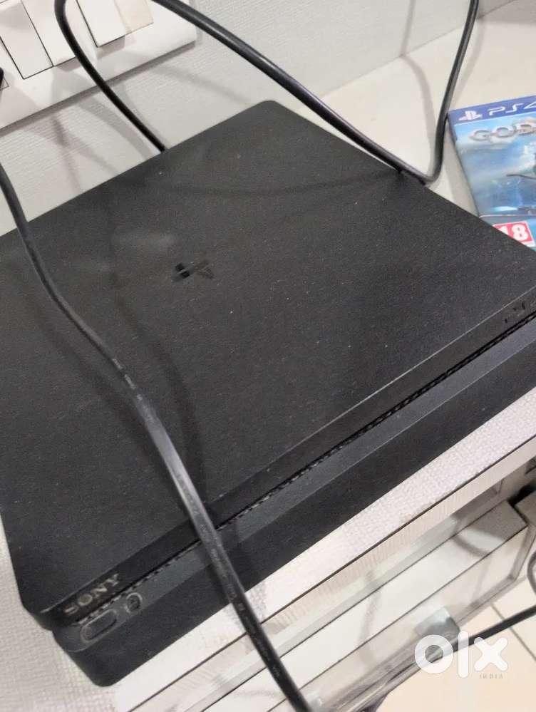 PS4 with god of war disc