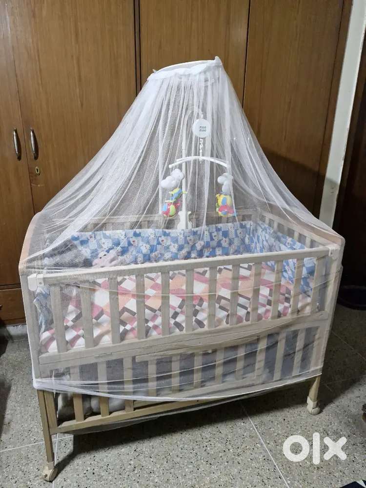 Baby cot/crib with mattress, mosquito net and side bumper