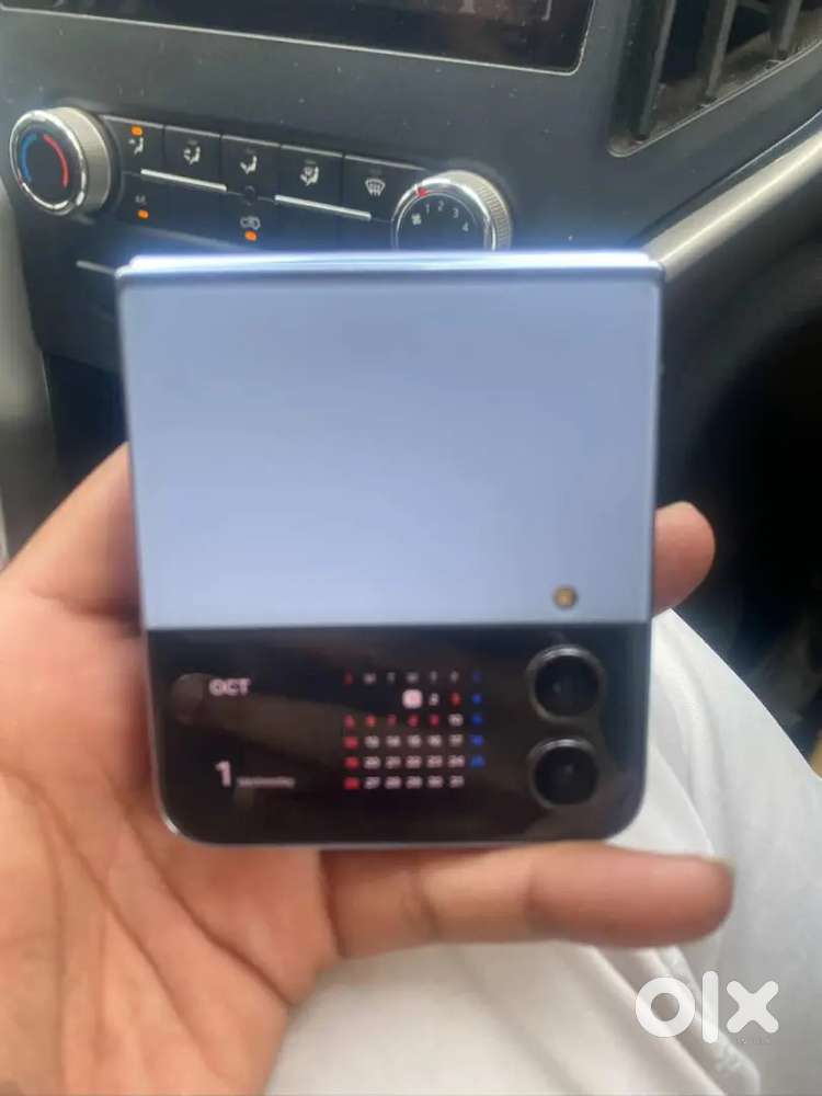 samsung Zflip 4 one month old. 11 month ki warranty hai