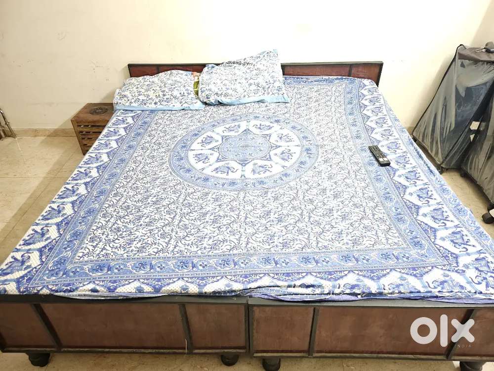 2 single bed with 2 single mattresses