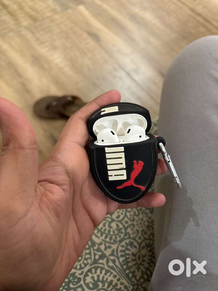 Apple airpods and Noise smart watch