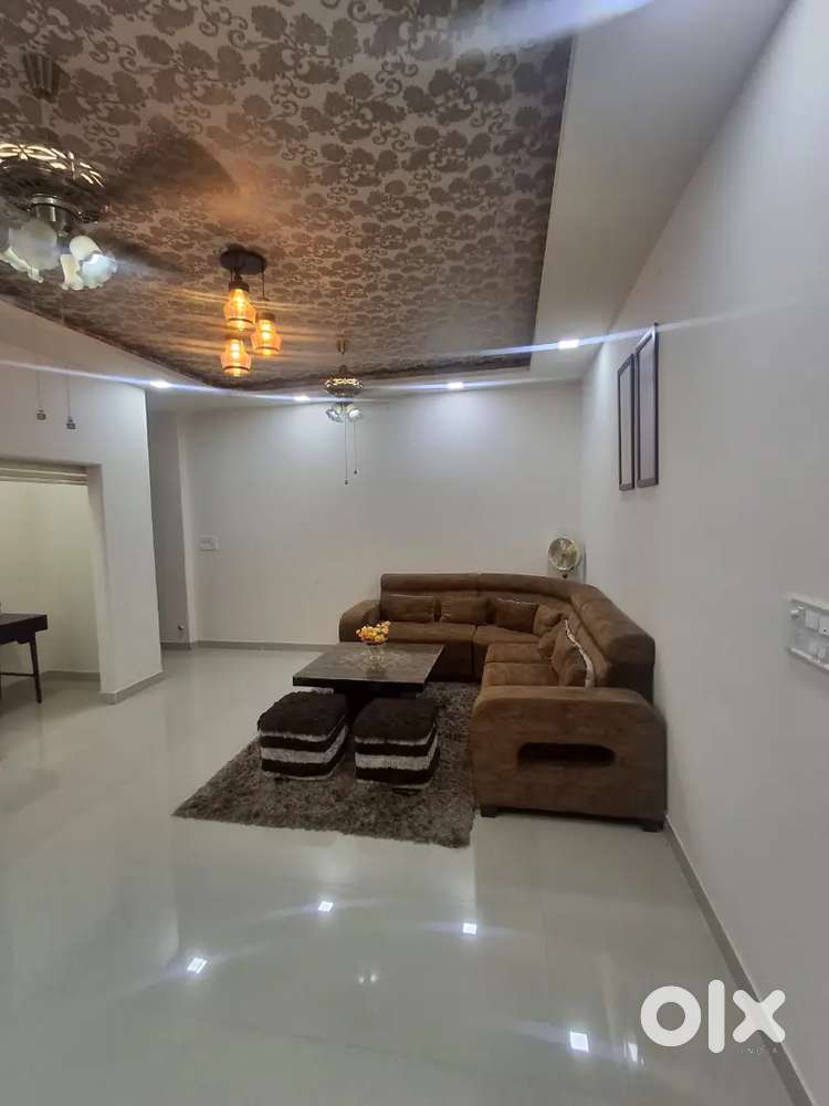 GARDEN FACING FULL FURNSIEHD 3 BHK FLAT WOH BHI 40 FEET ROAD PAR.